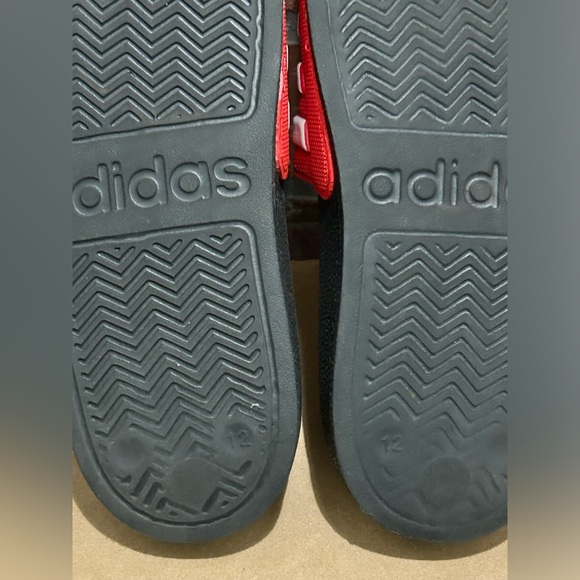 Adidas little boys slides, red w/3 stripe white like new preowned size US 12 - Picture 5 of 6